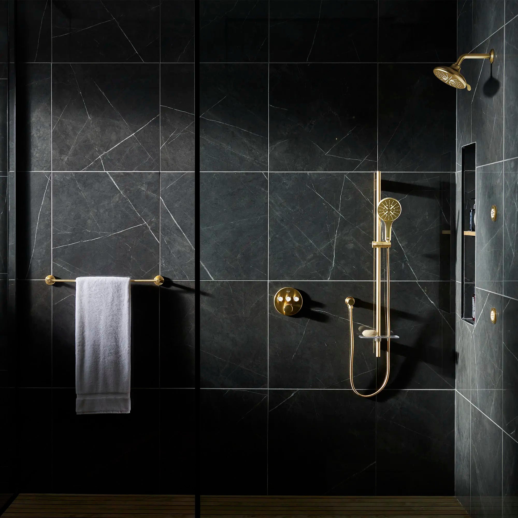 Bras de douche de 6¼ po // AUBE FRAÎCHE BROSSÉ // 71080_B-26789GN0_27412GN0_26603GN0_26545GN0_29138GN0_26744GN0_40386GN1_CDNwebp.webp