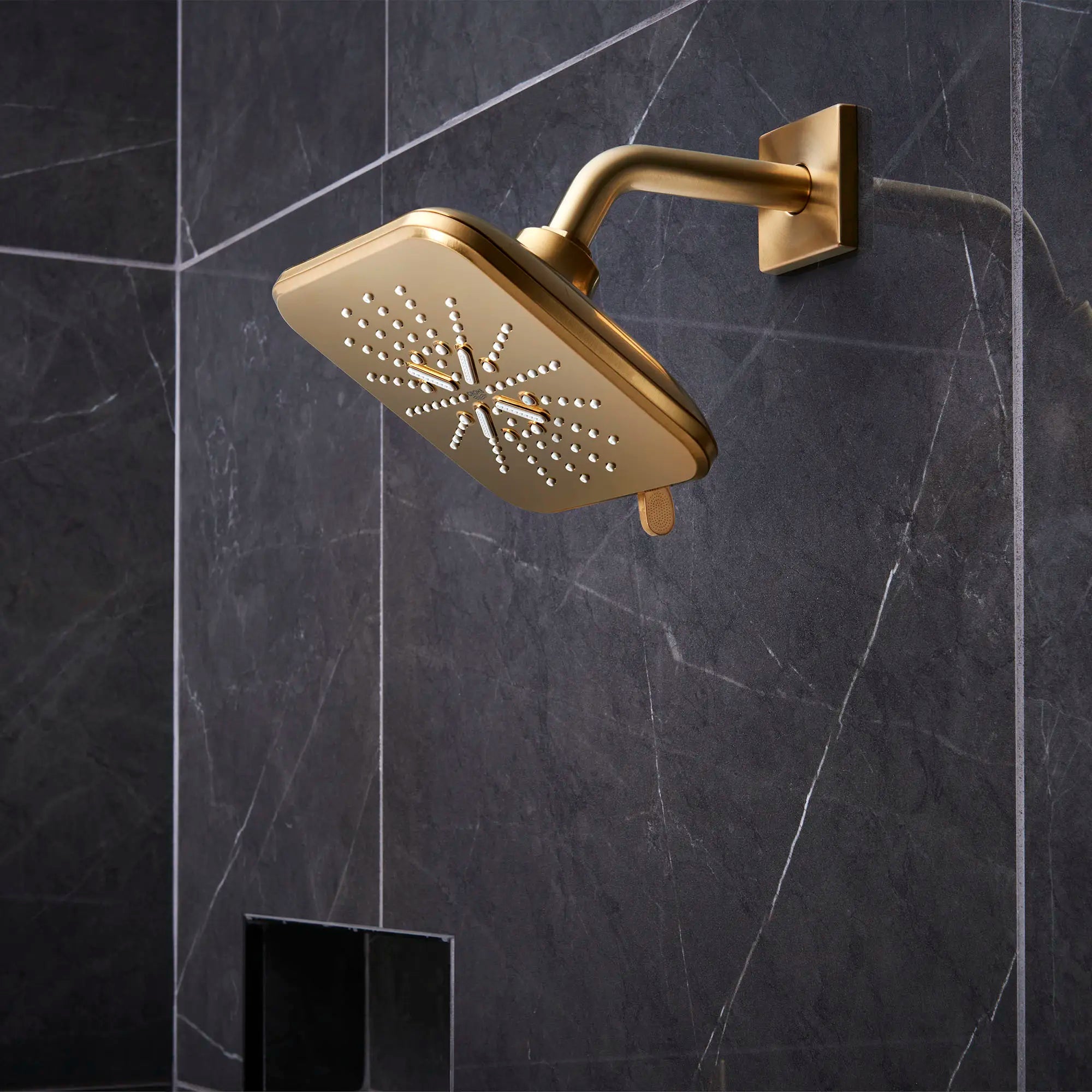 Pomme de douche de  6½ po - 3 jets, 6,6 L/min (1,75 gpm) // AUBE FRAÎCHE BROSSÉ // 71102_B-26797GN0_CDNwebp.webp