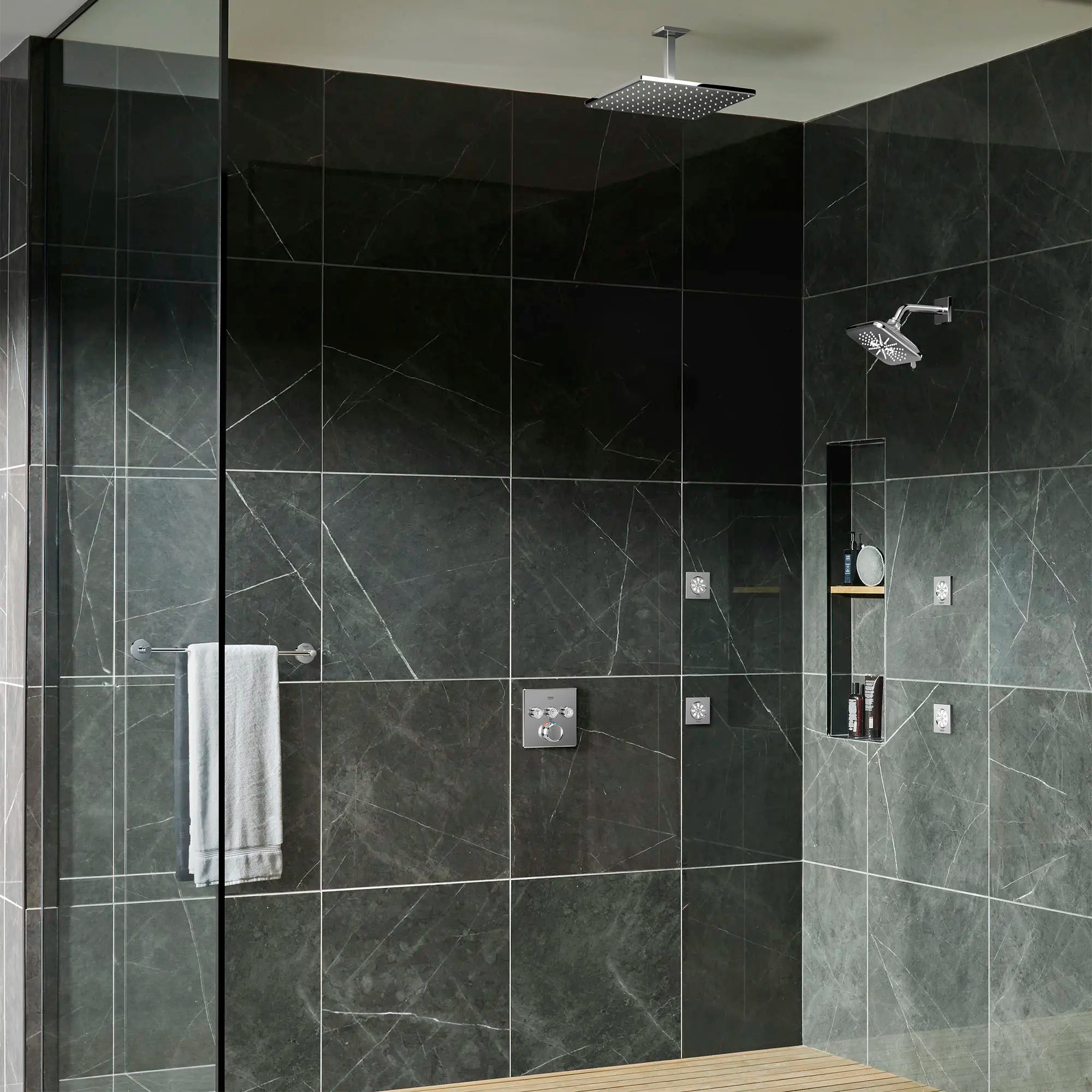 Pomme de douche de  6½ po - 3 jets, 6,6 L/min (1,75 gpm) // CHROME STARLIGHT GROHE // 71223_B-27487000_26570000_26797000_26745000_29142000_CDNwebp.webp