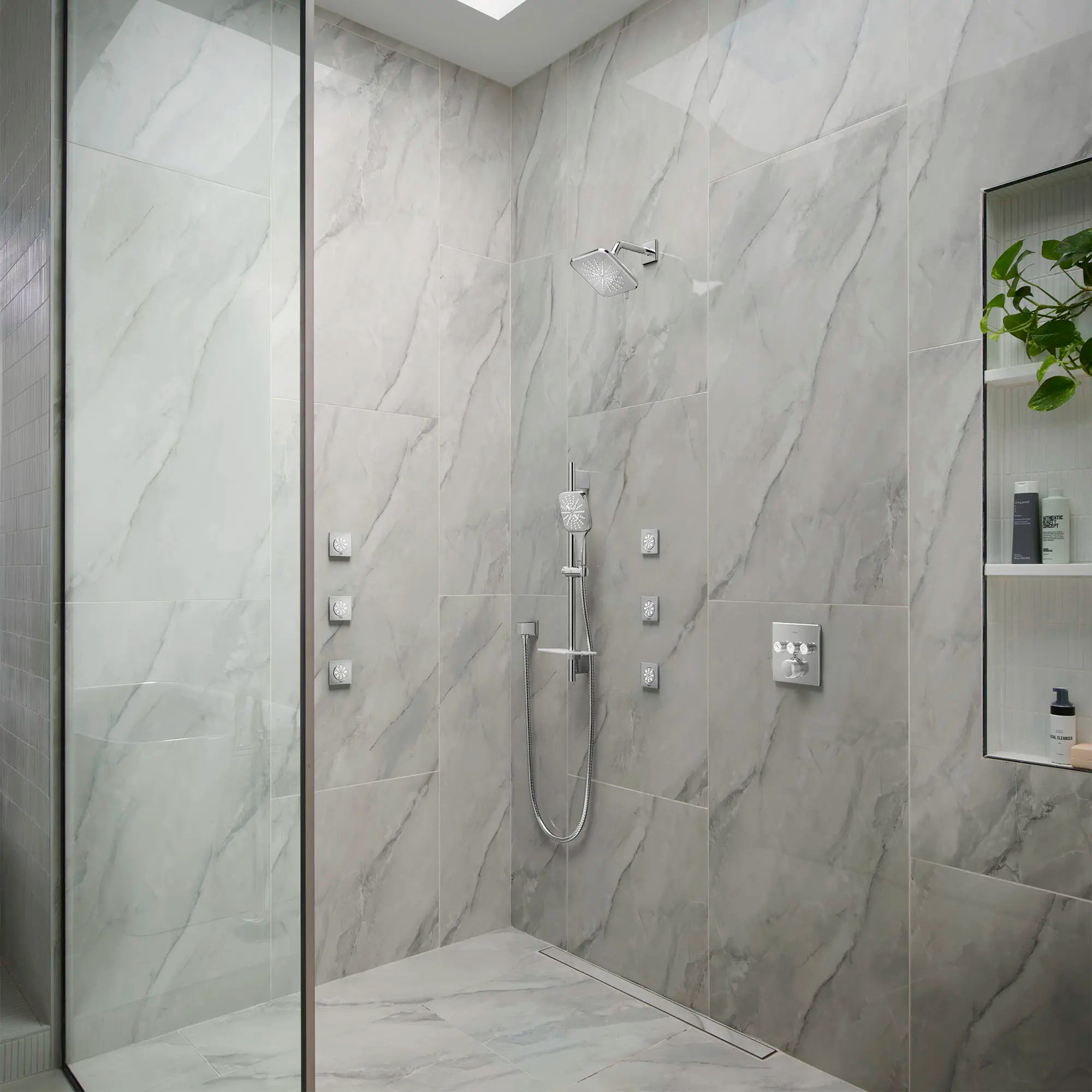 Pomme de douche de  6½ po - 3 jets, 6,6 L/min (1,75 gpm) // CHROME STARLIGHT GROHE // 71433_B-29142000_26585000_26745000_26797000_26633000_26634000_CDNwebp.webp