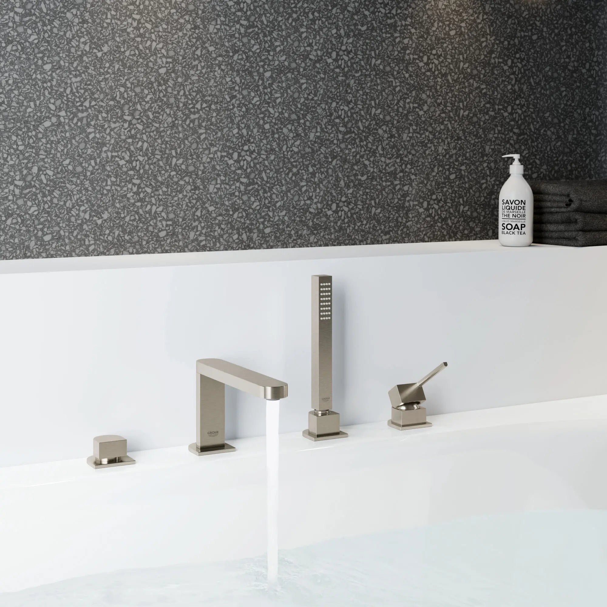 Plus Robinet de baignoire romaine, 4 trous, à poignée simple, à montage sur tablier avec douchette 6,6 L/min (1,75 gpm) // NICKEL BROSSÉ INFINITYFINISH // 71520_B-29307EN3_CDNwebp.webp