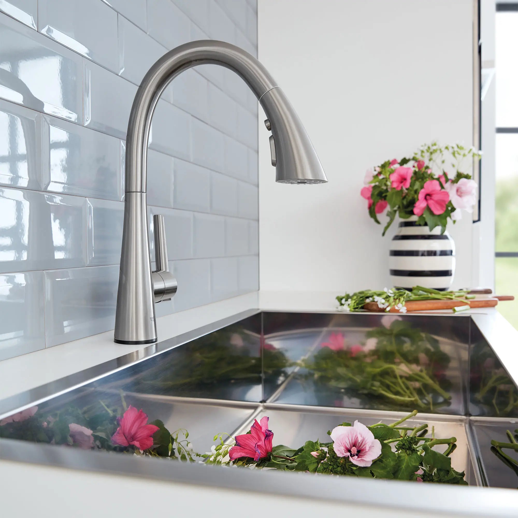 Robinet de cuisine à poignée simple, tête de pulvérisation coulissant à 3 jets, 6,6 L/min (1,75 gpm) avec technologie tactile // SUPERACIER INFINITYFINISH // 71732_B-30205DC2_1_CDNwebp.webp