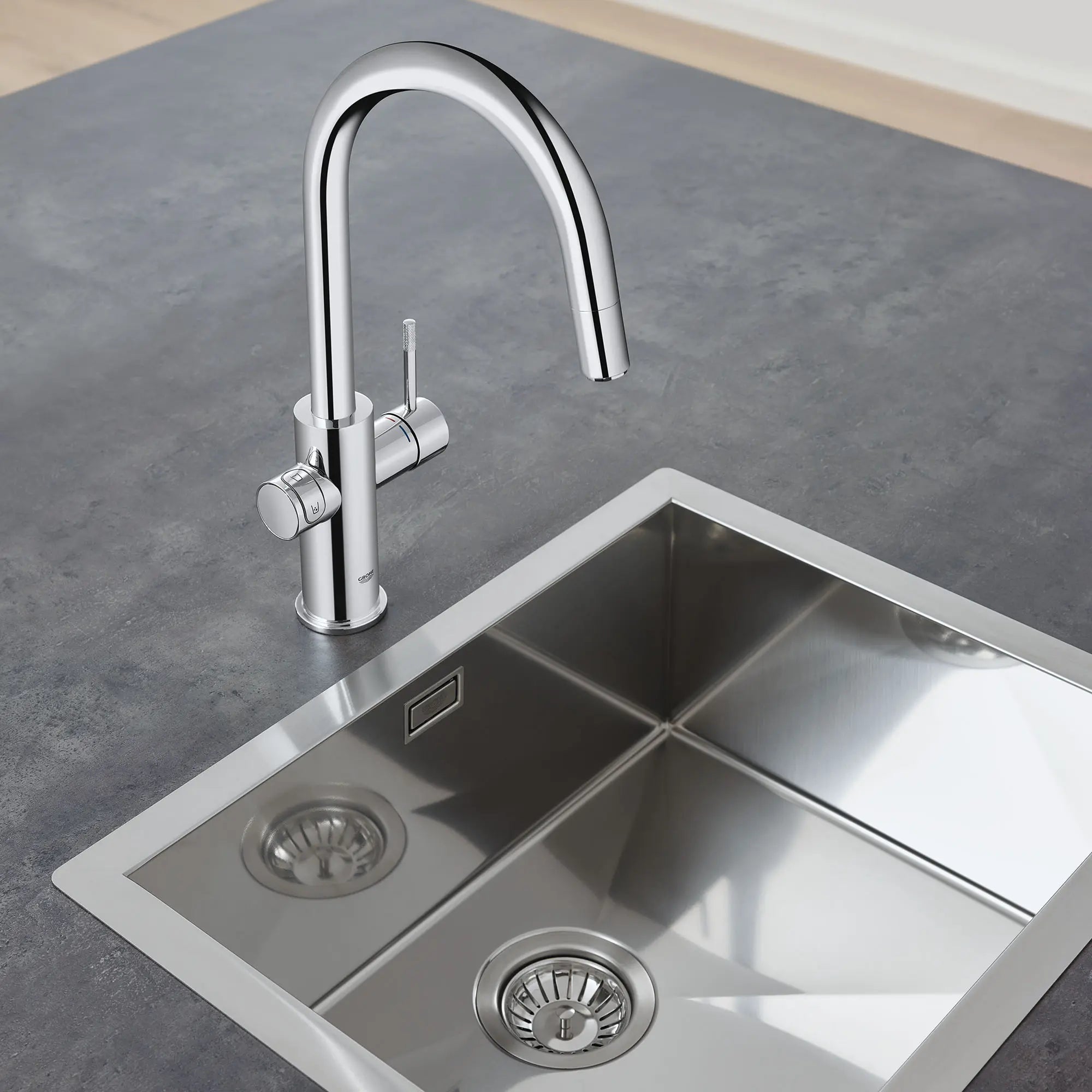 Robinet de cuisine monocommande, tête de pulvérisation coulissante avec eau réfrigérée et pétillante 6,6 L/min (1,75 gpm) // SUPERACIER INFINITYFINISH // 71898_B-31251DC2_4_CDNwebp.webp