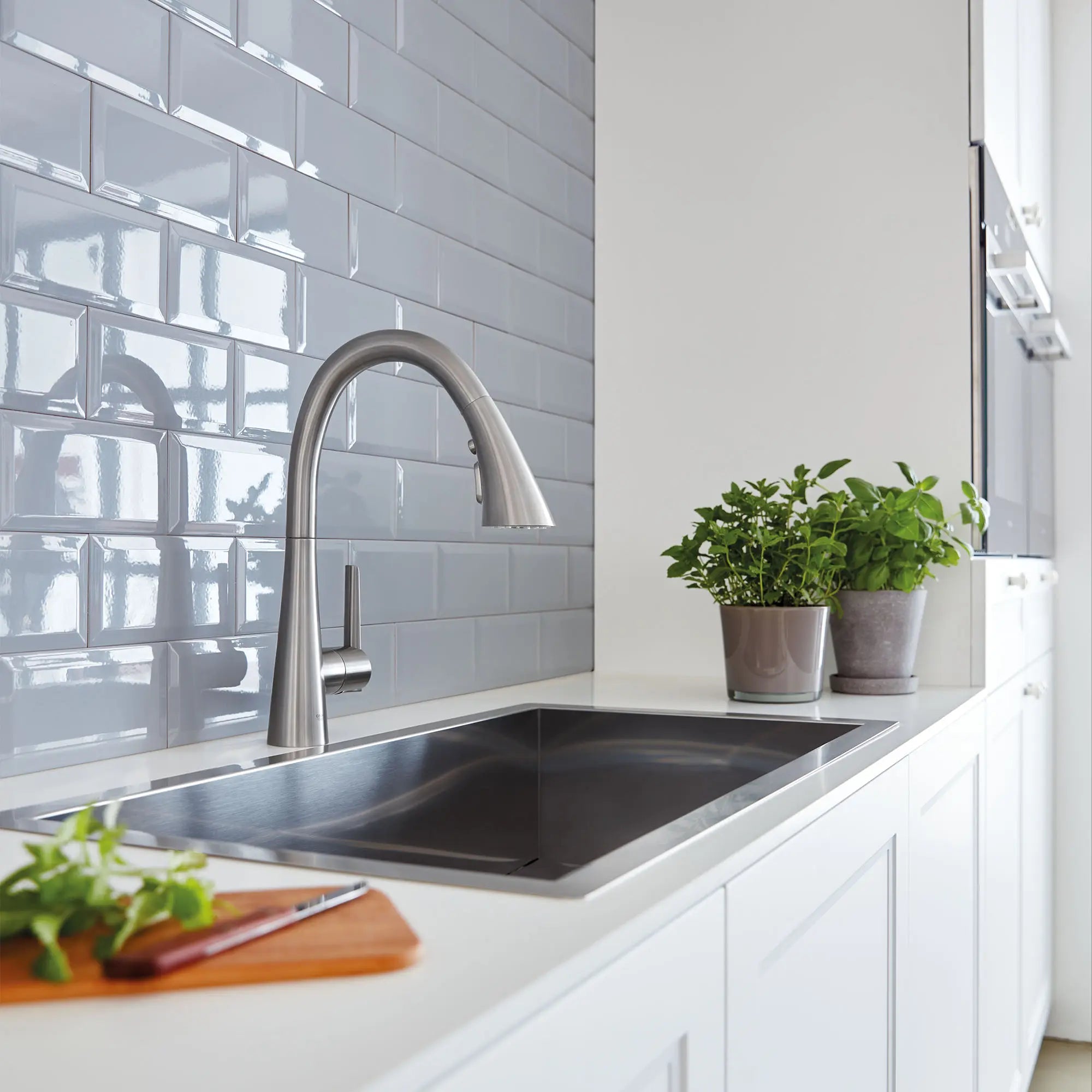 Robinet de cusine rétractable à poignée simple et triple jet 6,6 L/min (1,75 gpm)  // SUPERACIER INFINITYFINISH // 72145_B-32298DC3_4_CDNwebp.webp