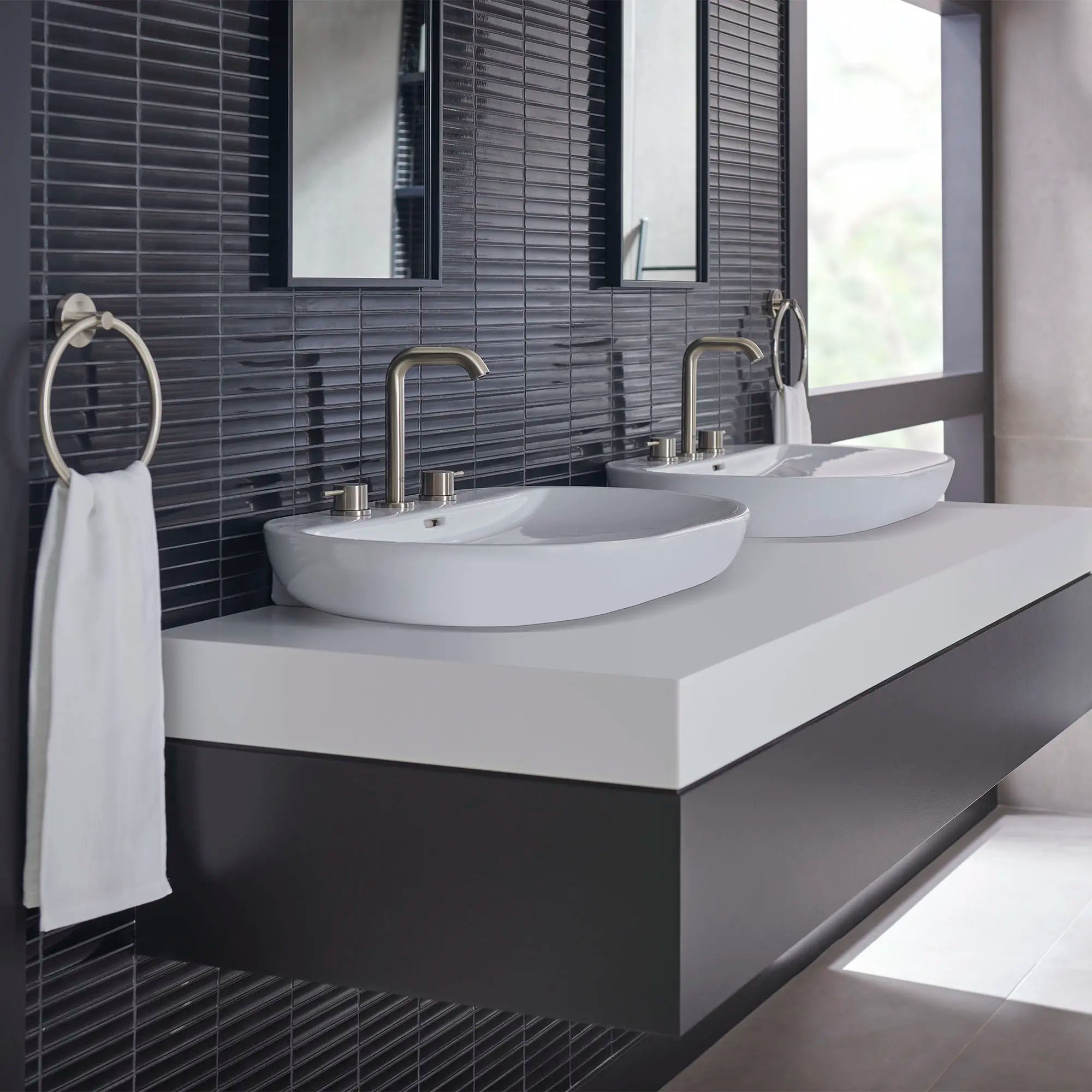 Lavabo de 27 po, installation murale, 3 trous // BLANC ALPIN // 72404_B-39668000_20297ENA_1_CDNwebp.webp