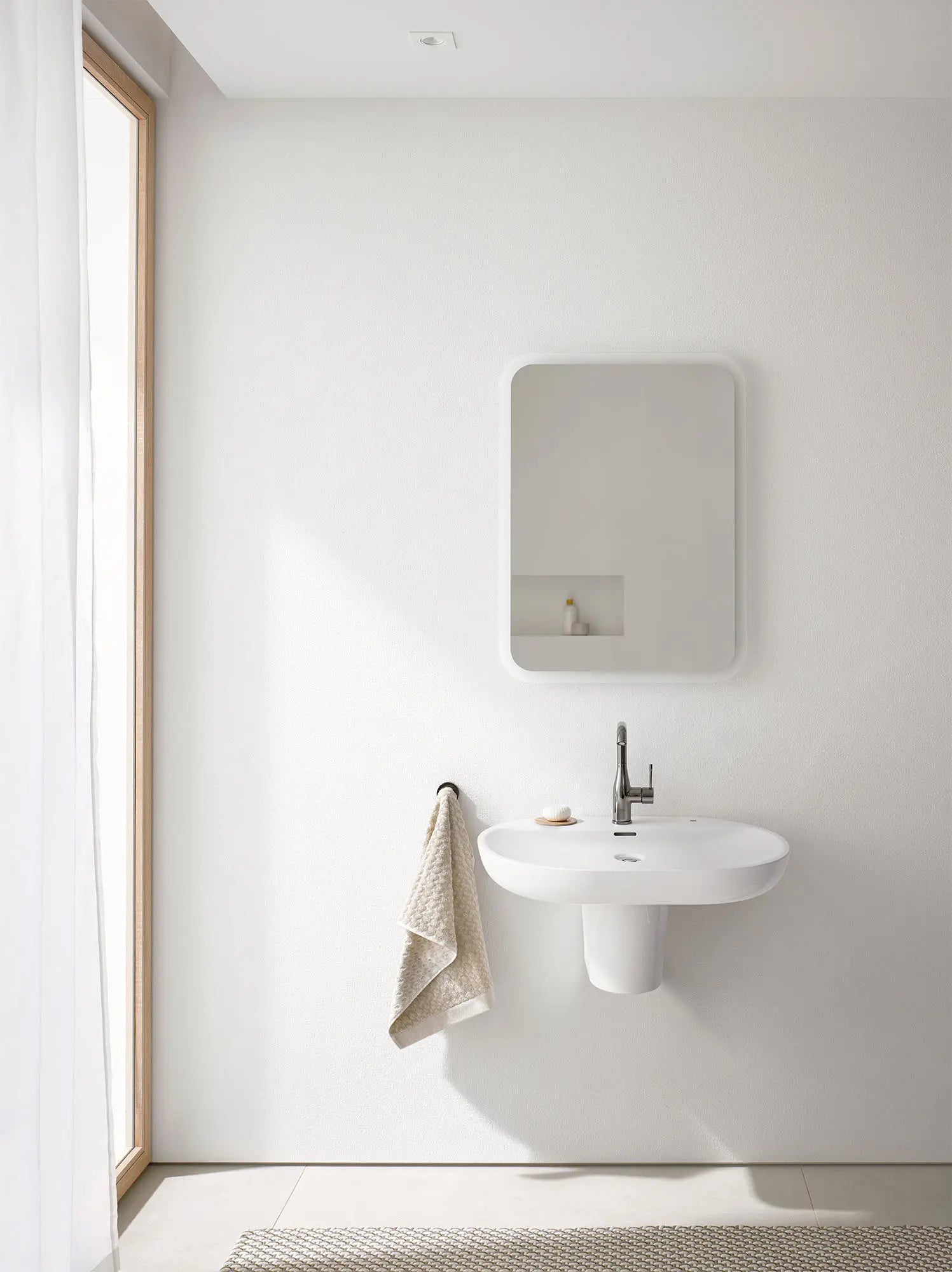 Lavabo monotrou de 27 po, installation murale // BLANC ALPIN // 72415_B-39669000_39670000_CDNwebp.webp