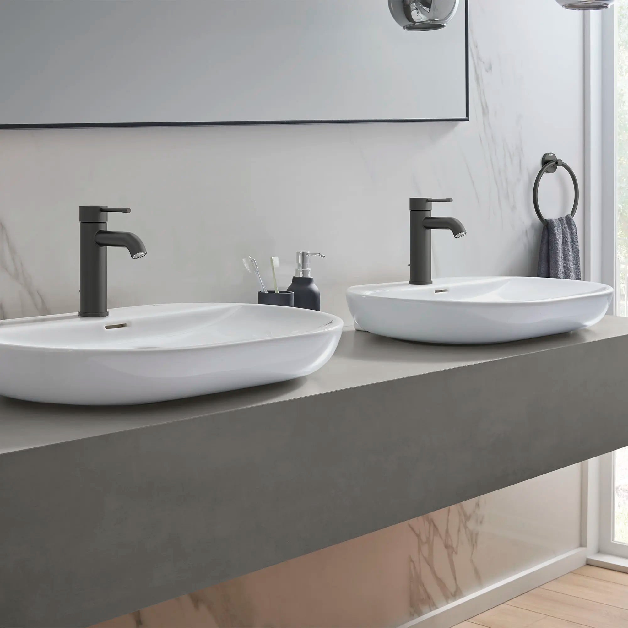 Lavabo monotrou de 27 po, installation murale // BLANC ALPIN // 72468_B-403652431_235922431_39669000_CDNwebp.webp