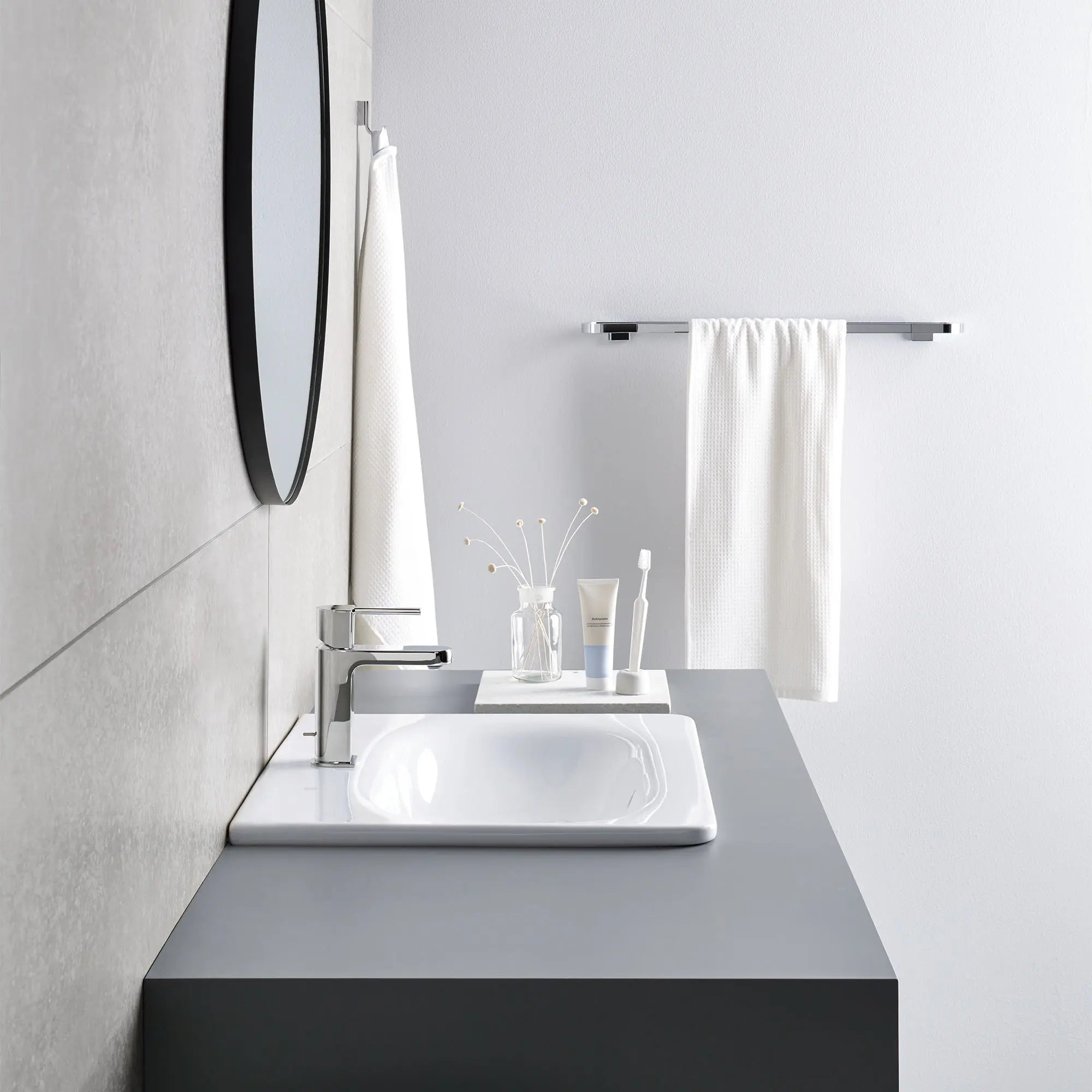 Porte-serviettes 600mm (24 po) // CHROME STARLIGHT GROHE // 72552_B-41039000_41056000_CDNwebp.webp