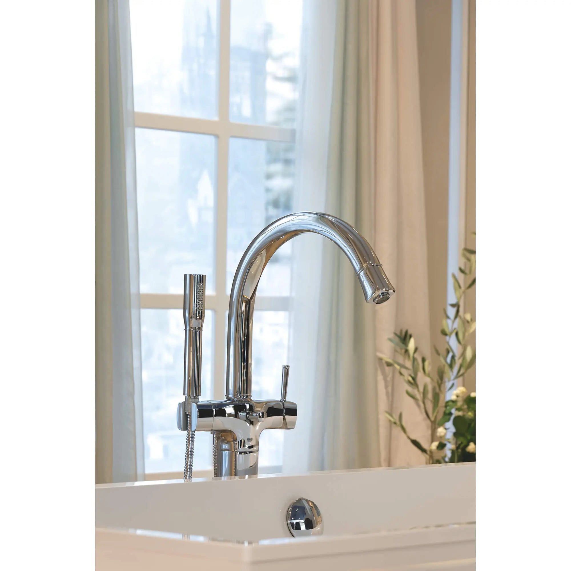 Grandera Robinet de baignoire à montage au sol avec douchette // CHROME STARLIGHT GROHE // 794_23318000-floor-standing-tub-filler-enviro-5_0_CDNwebp.webp