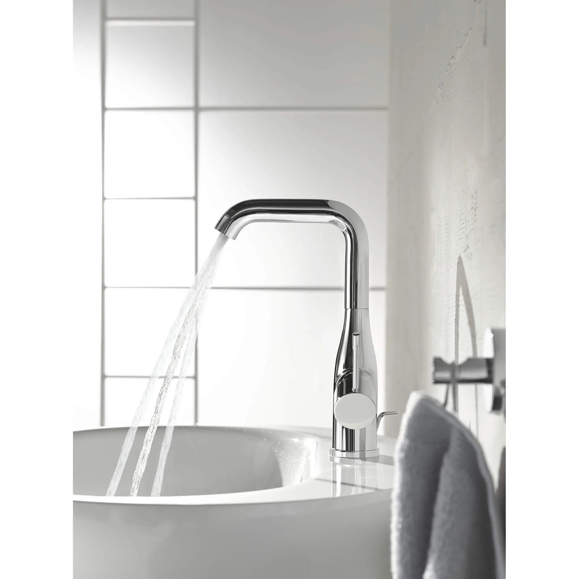 Robinet de salle de bain à poignée unique de grande taille // CHROME STARLIGHT GROHE // 824_23486001-single-handle-bathroom-faucet-l-size-enviro-1_0_CDNwebp.webp