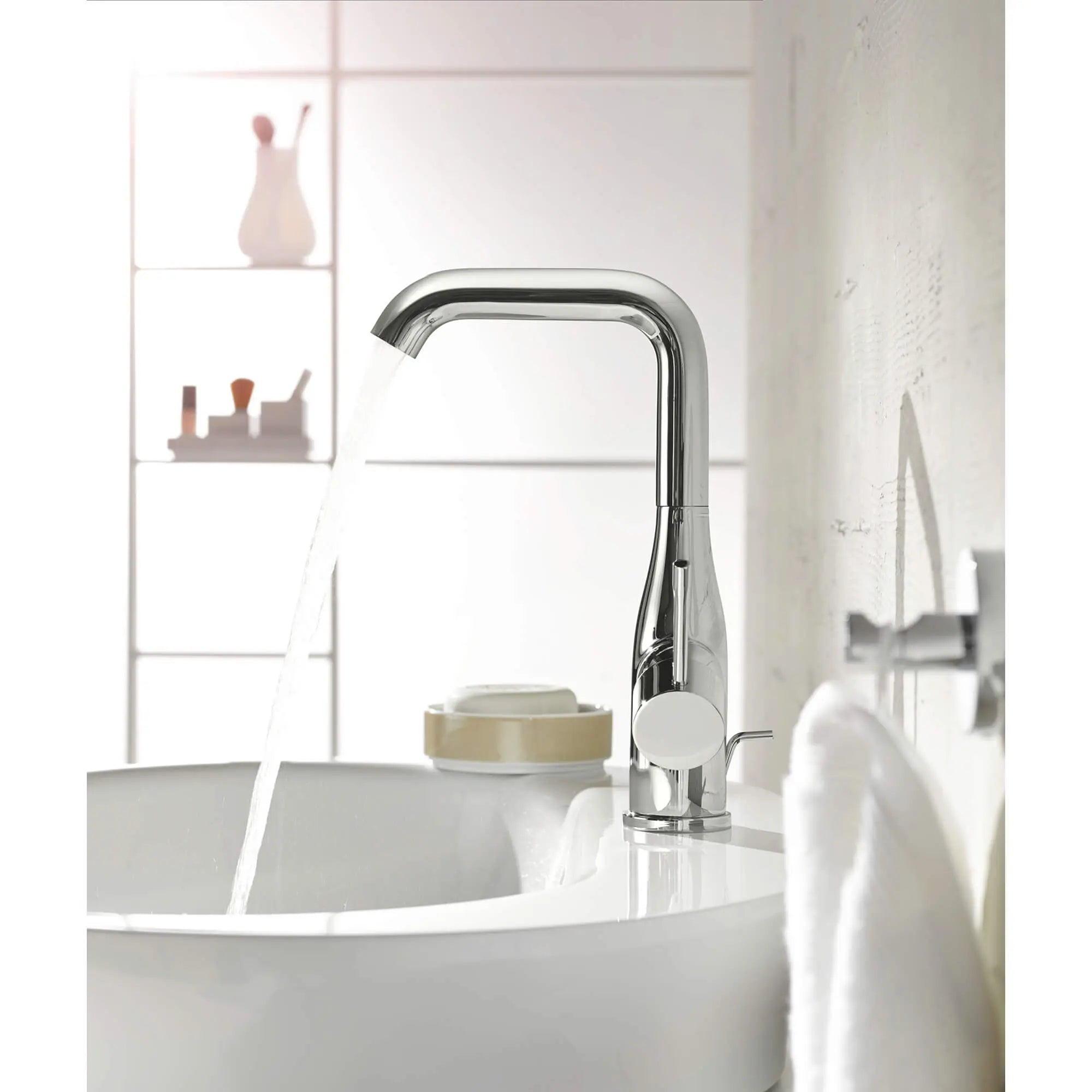 Robinet monotrou pour salle de bain, à poignée simple, taille G, 4,5 L/min (1,2 gpm) // CHROME STARLIGHT GROHE // 830_2348600a-single-handle-bathroom-faucet-l-size-enviro-2_0_CDNwebp.webp