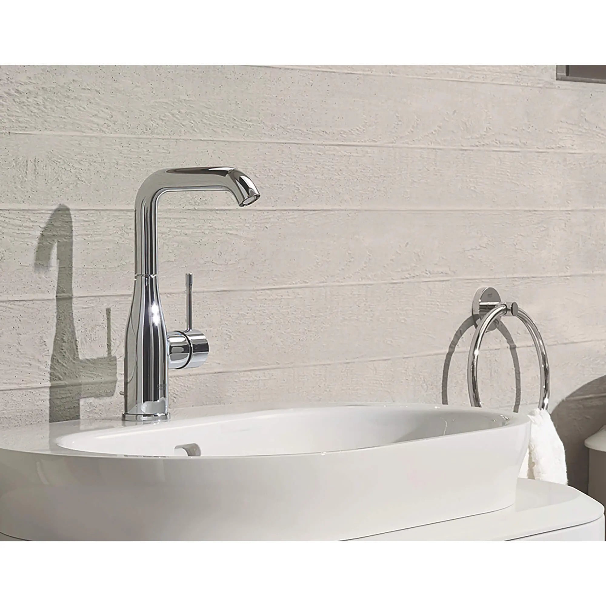 Robinet monotrou pour salle de bain, à poignée simple, taille G, 4,5 L/min (1,2 gpm) // CHROME STARLIGHT GROHE // 833_2348600a-single-handle-bathroom-faucet-l-size-enviro-6_0_CDNwebp.webp