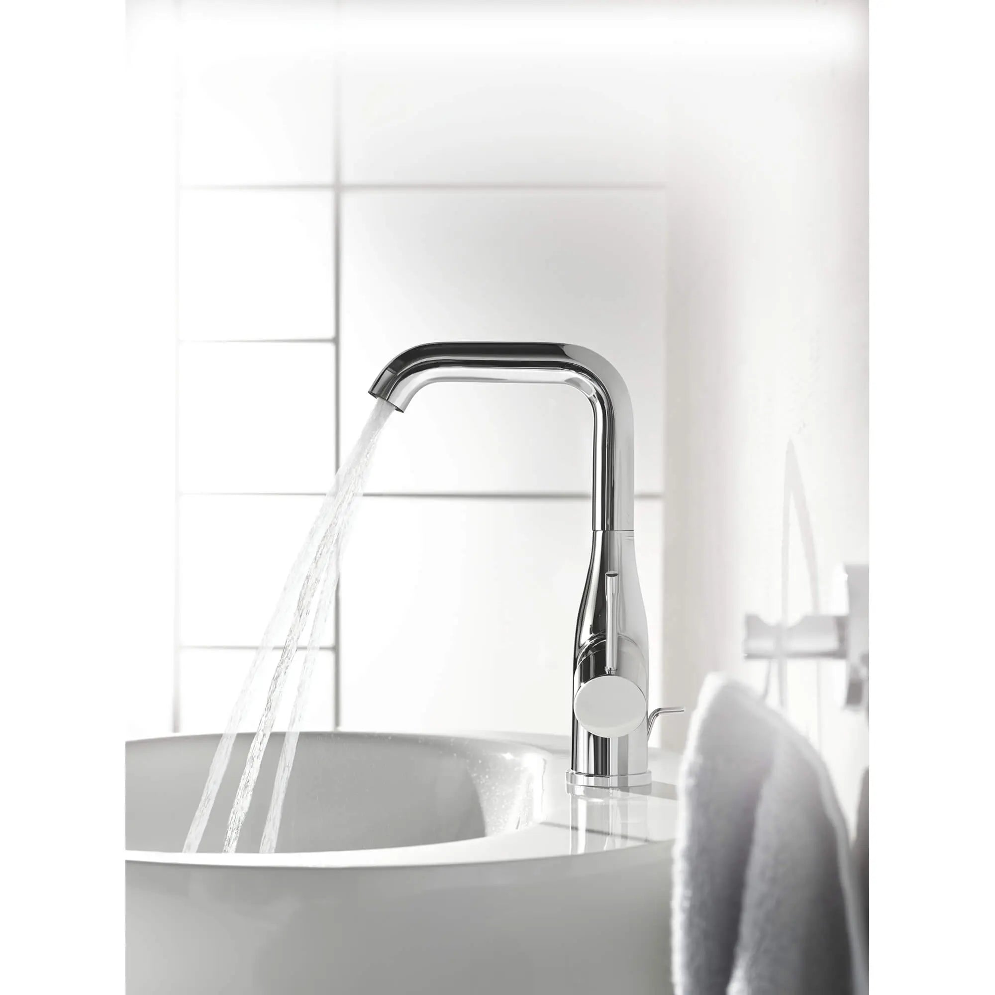 Robinet monotrou pour salle de bain, à poignée simple, taille G, 4,5 L/min (1,2 gpm) // CHROME STARLIGHT GROHE // 835_2348600a-single-handle-bathroom-faucet-l-size-enviro-7_0_CDNwebp.webp