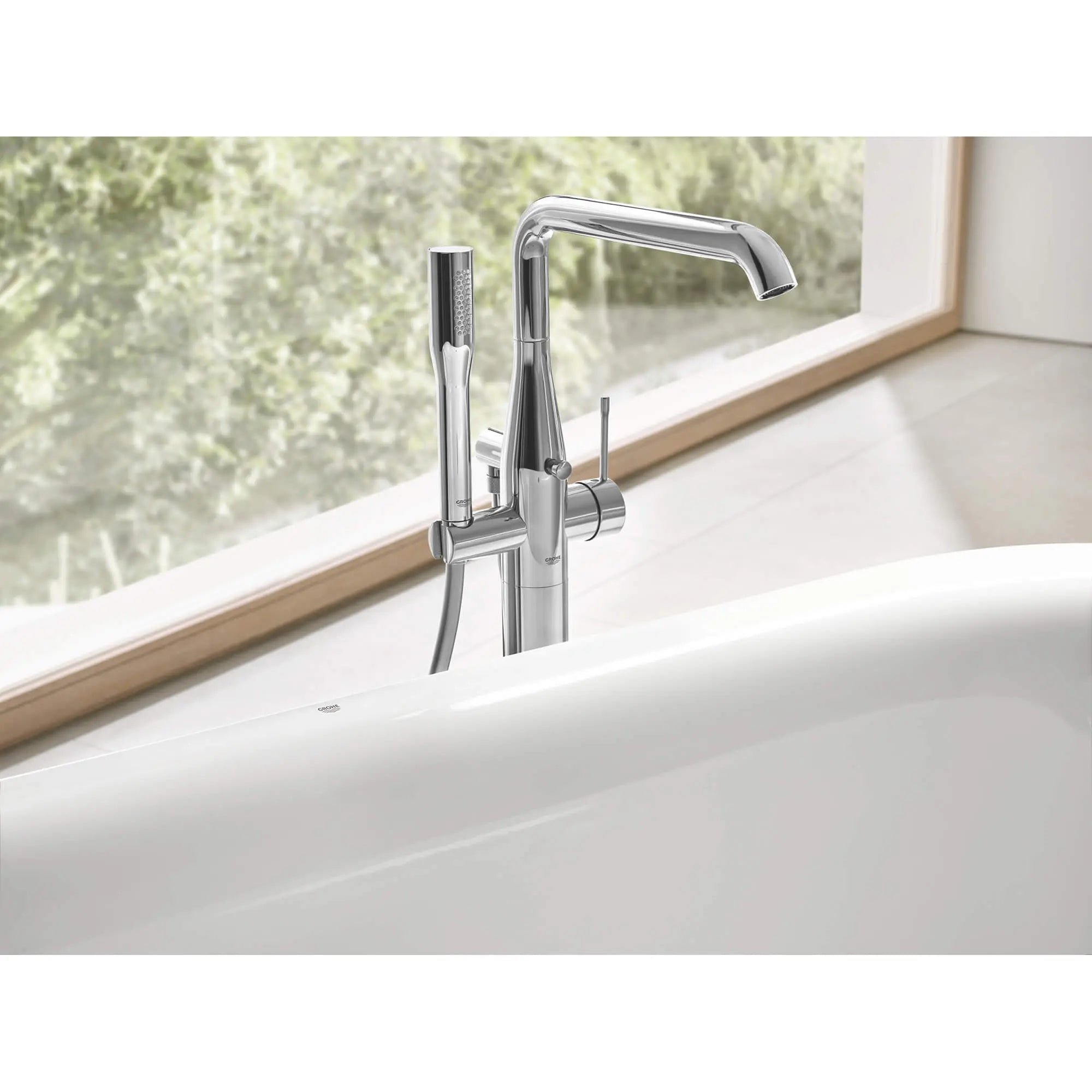 Essence Robinet de baignoire à montage au sol // GROHE STARLIGHT CHROME // 839_23491001-floor-standing-tub-filler-enviro-2_0_CDNwebp.webp