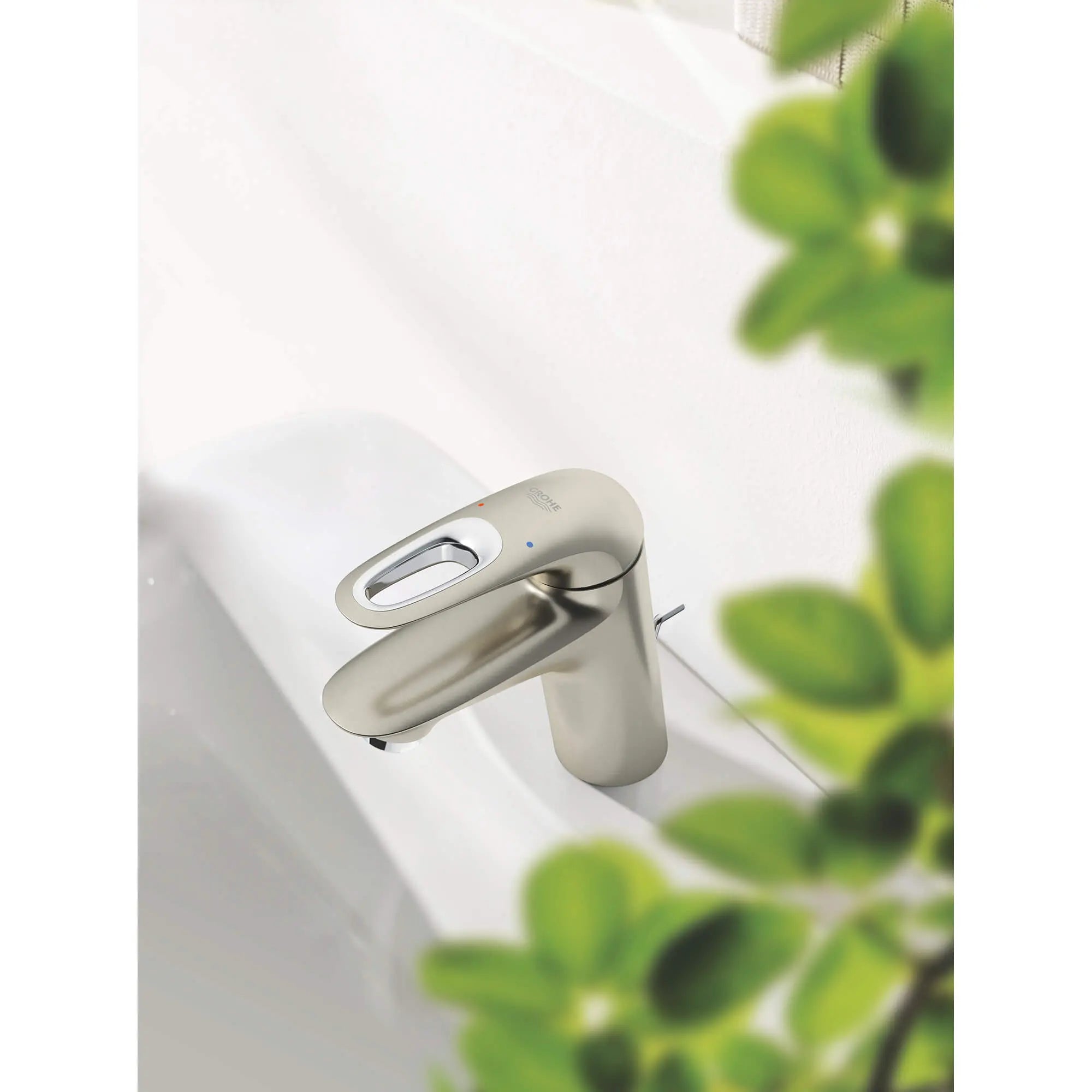 Eurostyle Robinet monotrou, taille S // NICKEL BROSSÉ INFINITYFINISH // 844_23577en3-single-handle-bathroom-faucet-s-size-enviro-2_0_CDNwebp.webp
