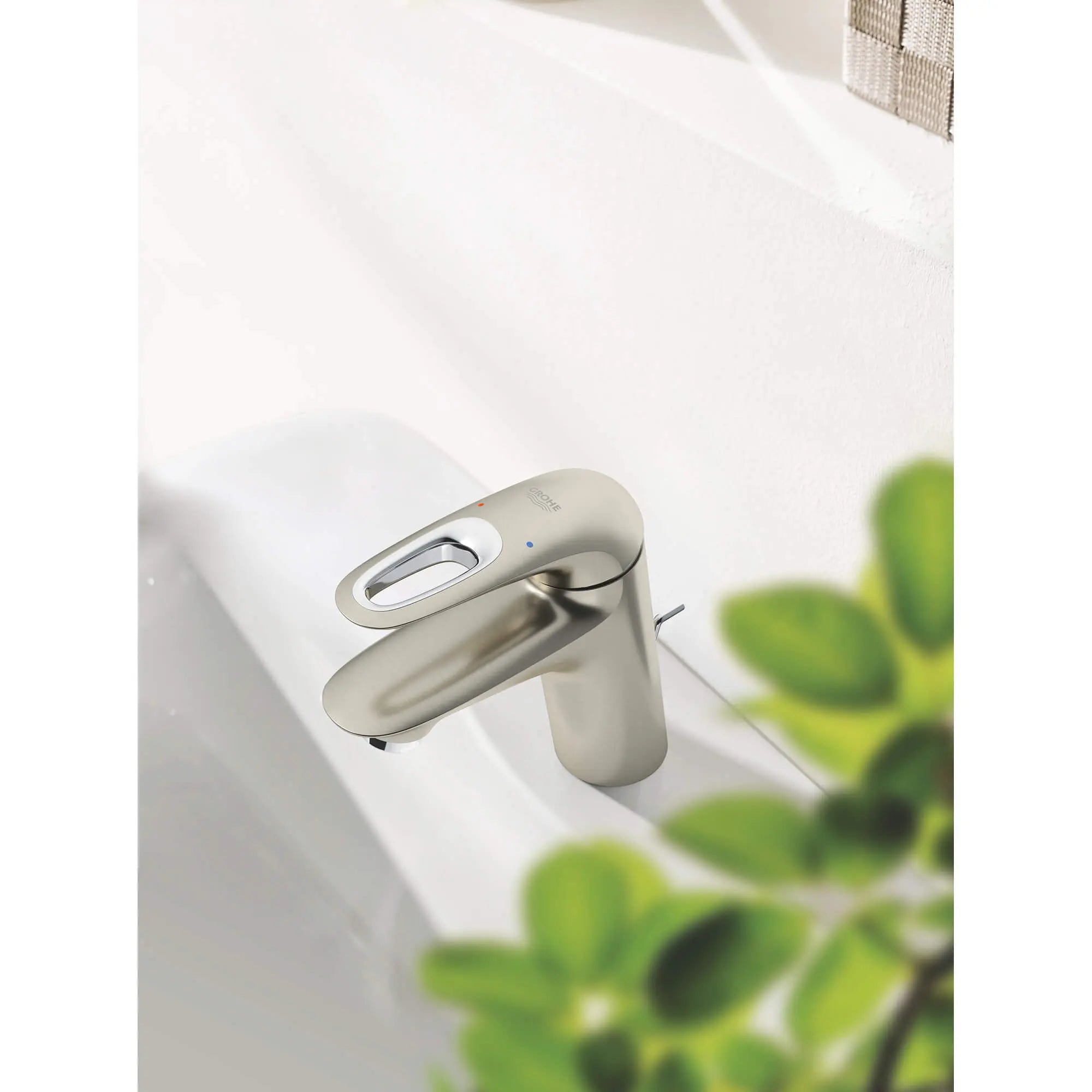Eurostyle Robinet monotrou, taille S // NICKEL BROSSÉ INFINITYFINISH // 846_23577en3-single-handle-bathroom-faucet-s-size-enviro-3_0_CDNwebp.webp