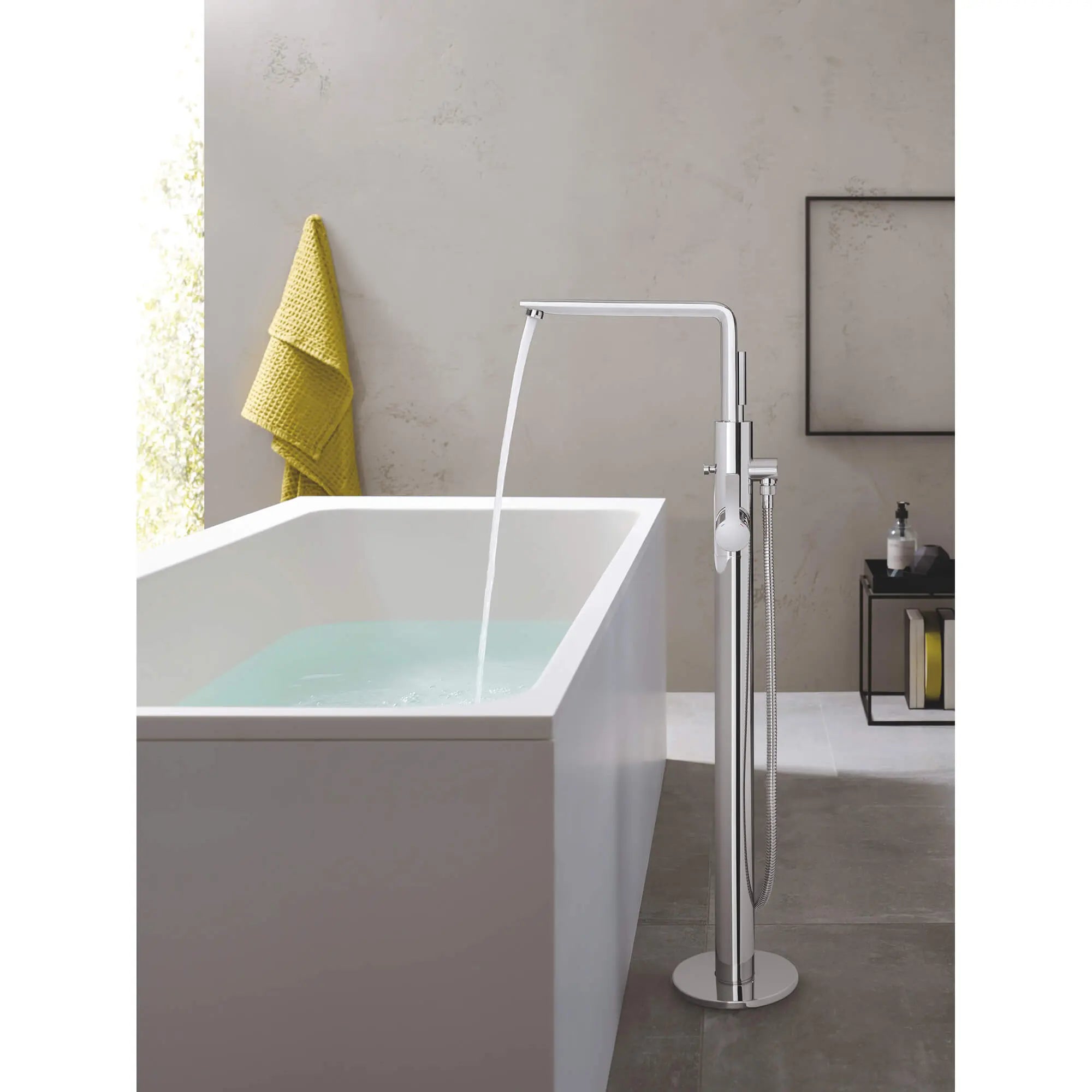 Lineare Robinet de baignoire autoportant à poignée simple avec douchette à 6,6 L/min (1,75 gpm) // CHROME STARLIGHT GROHE // 857_23792001-floor-standing-tub-filler-enviro-2_0_CDNwebp.webp
