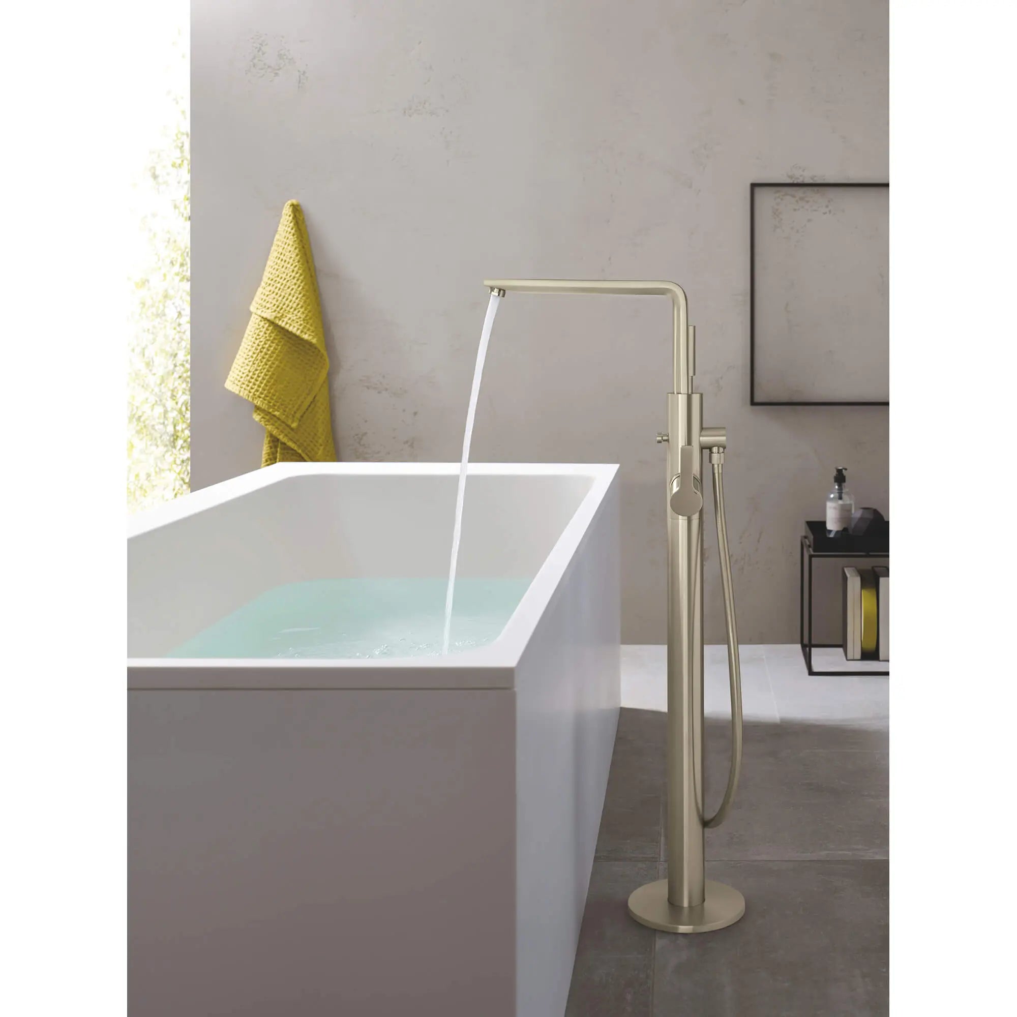Lineare Robinet de baignoire autoportant à poignée simple avec douchette à 6,6 L/min (1,75 gpm) // NICKEL BROSSÉ INFINITYFINISH // 862_23792en1-floor-standing-tub-filler-enviro-1_0_CDNwebp.webp