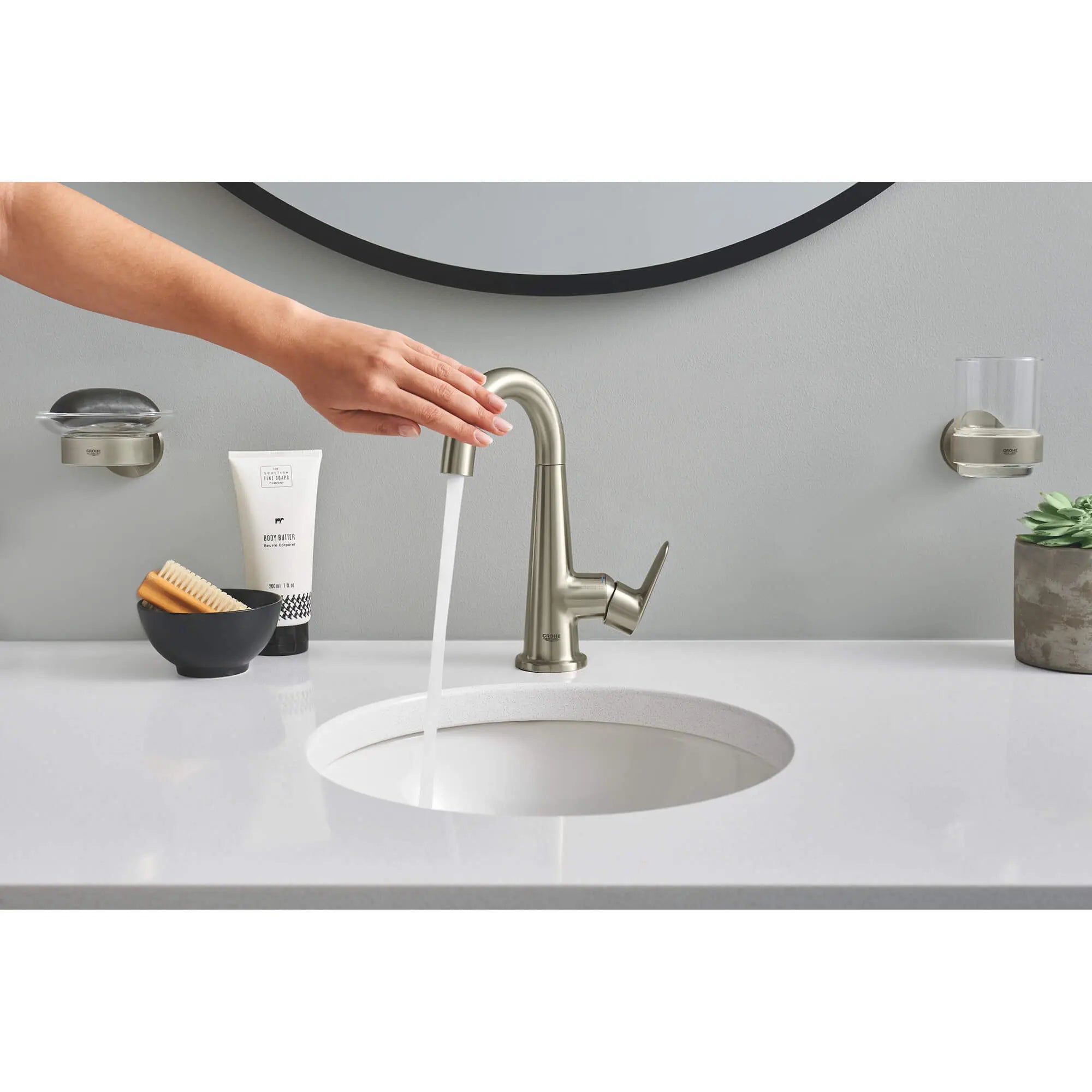 Robinet combiné de 4 po Veletto // NICKEL BROSSÉ INFINITYFINISH // 887_23837en0-single-handle-4-inch-centerset-bathroom-faucet-enviro-2_0_CDNwebp.webp