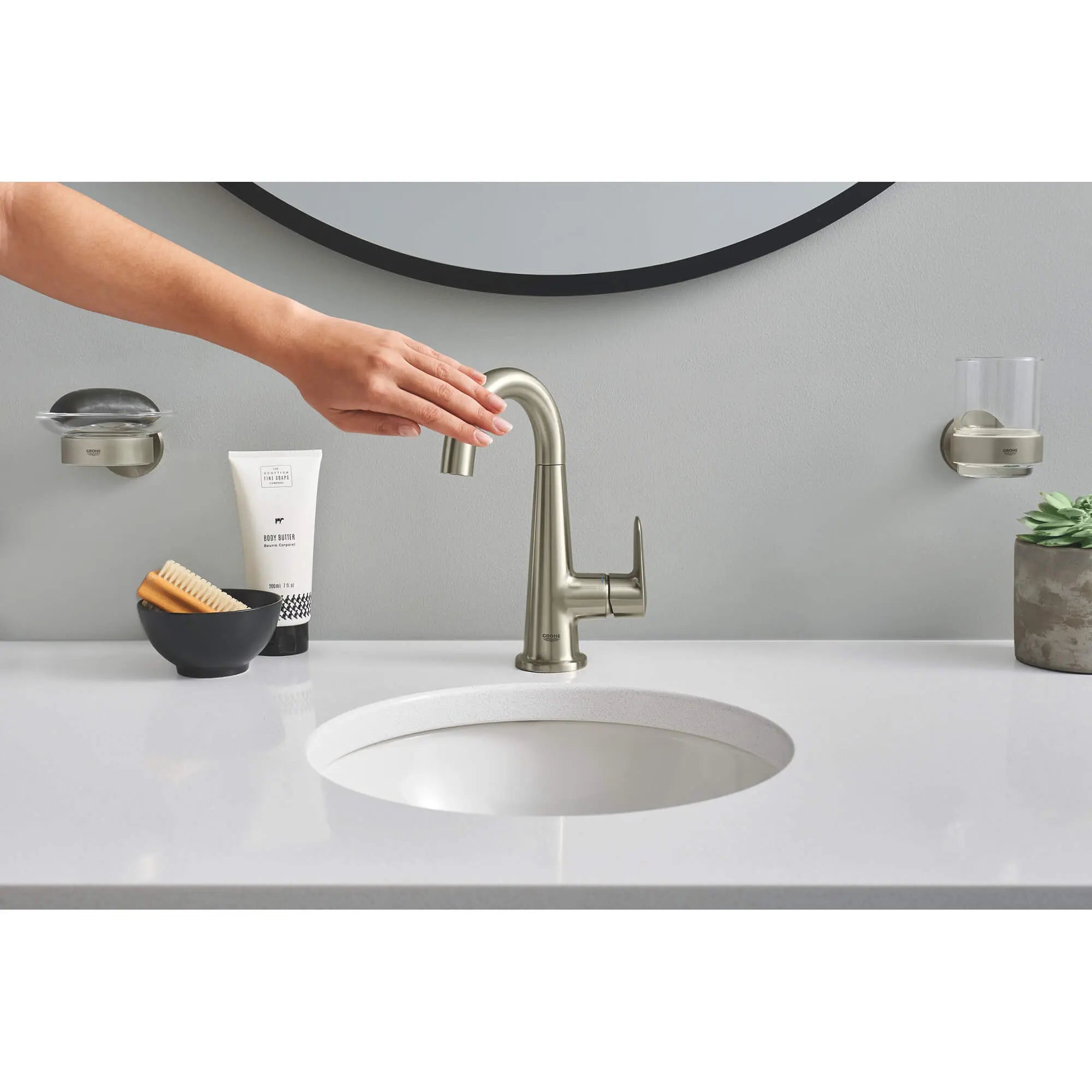 Robinet combiné de 4 po Veletto // NICKEL BROSSÉ INFINITYFINISH // 888_23837en0-single-handle-4-inch-centerset-bathroom-faucet-enviro-3_0_CDNwebp.webp