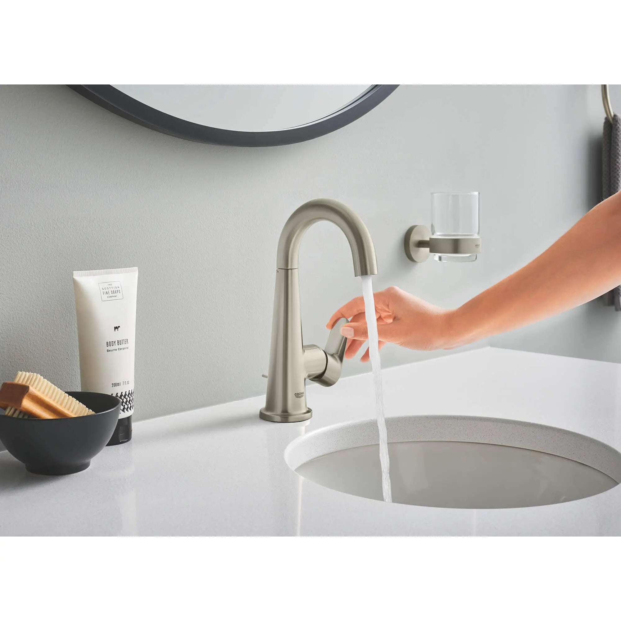 Robinet combiné de 4 po Veletto // NICKEL BROSSÉ INFINITYFINISH // 889_23837en0-single-handle-4-inch-centerset-bathroom-faucet-enviro-5_0_CDNwebp.webp