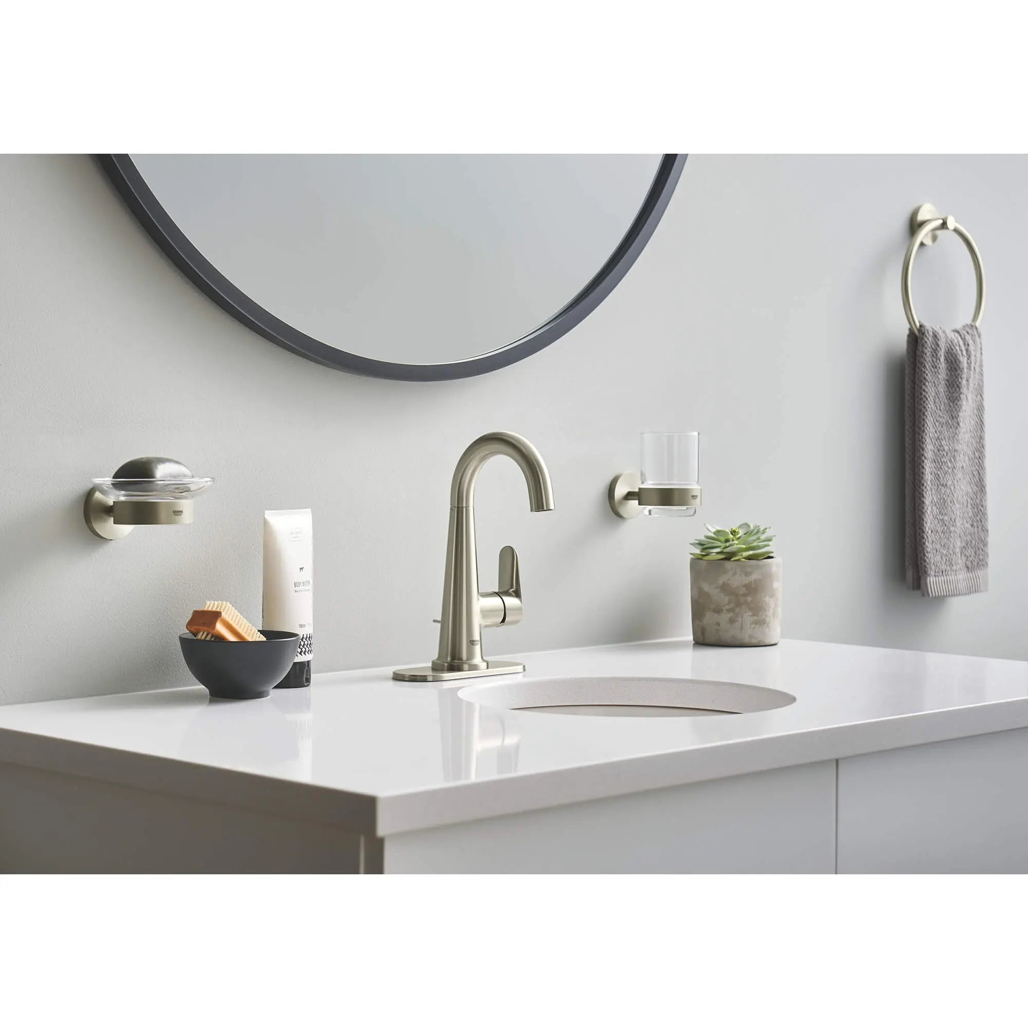 Robinet combiné de 4 po Veletto // NICKEL BROSSÉ INFINITYFINISH // 891_23837en0-single-handle-4-inch-centerset-bathroom-faucet-enviro-4_0_CDNwebp.webp