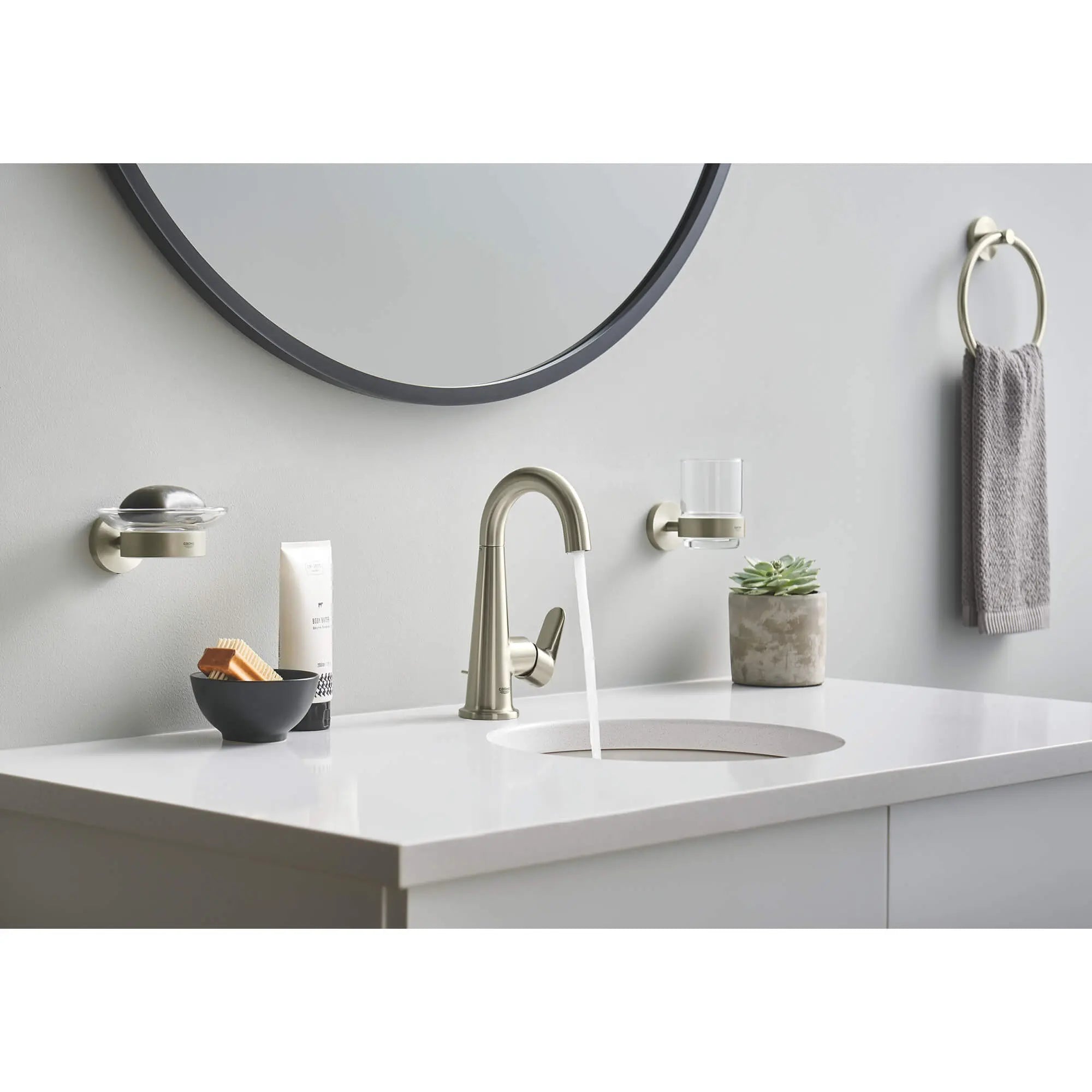Robinet combiné de 4 po Veletto // NICKEL BROSSÉ INFINITYFINISH // 892_23837en0-single-handle-4-inch-centerset-bathroom-faucet-enviro-6_0_CDNwebp.webp