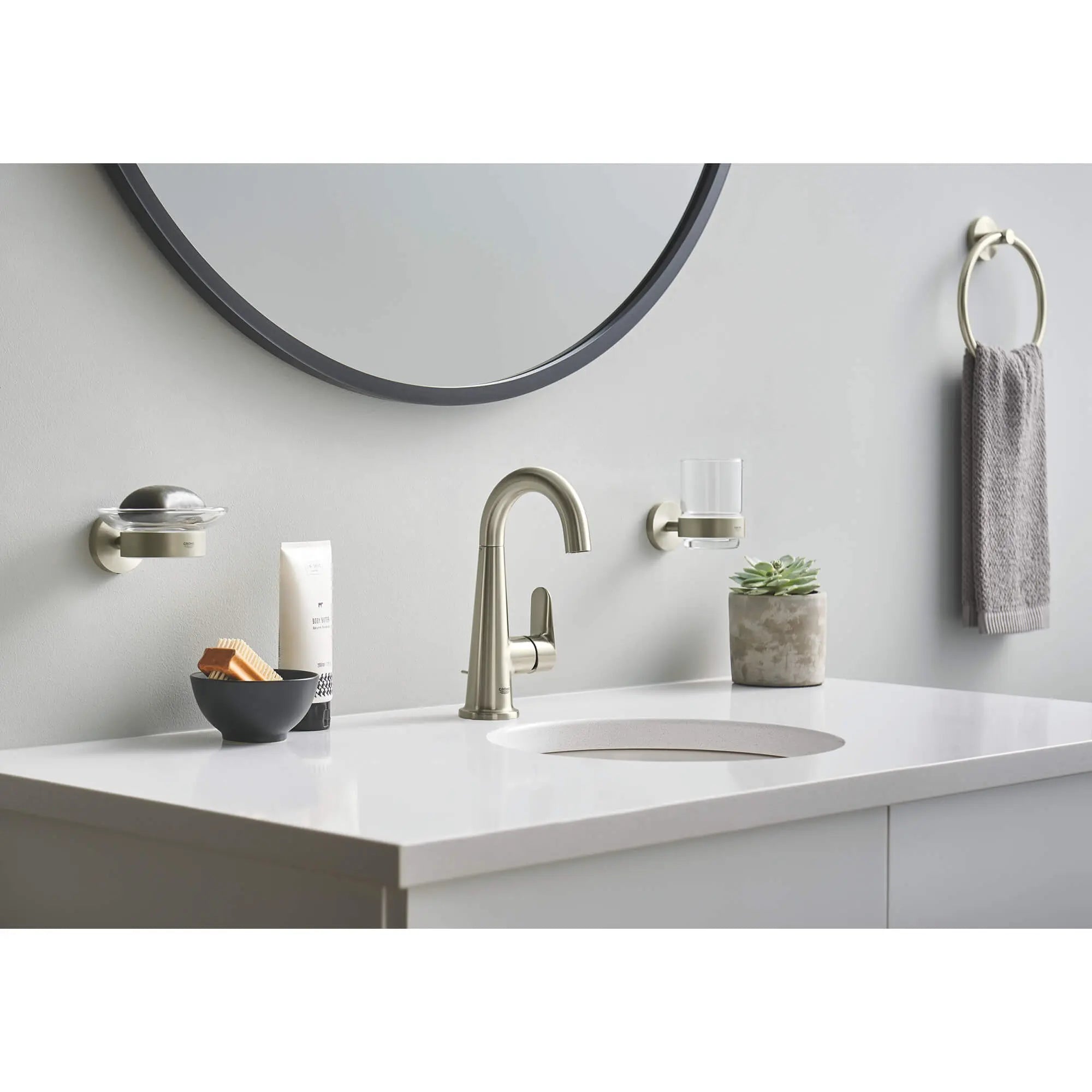 Robinet combiné de 4 po Veletto // NICKEL BROSSÉ INFINITYFINISH // 893_23837en0-single-handle-4-inch-centerset-bathroom-faucet-enviro-7_0_CDNwebp.webp