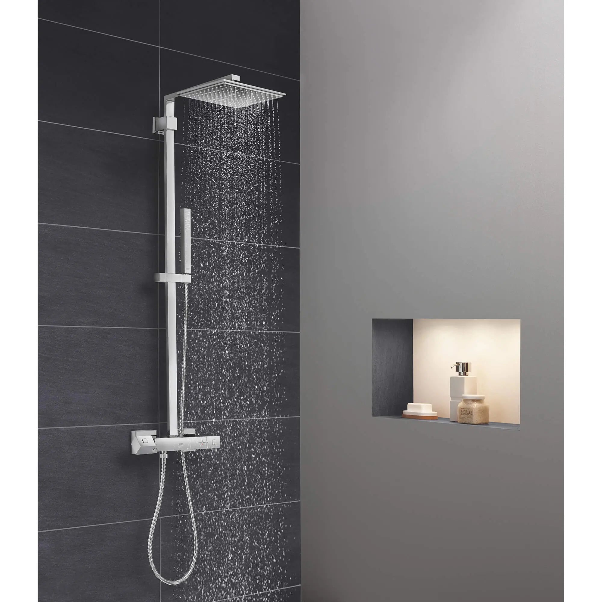 Euphoria Système de douche avec valve thermostatique // CHROME STARLIGHT GROHE // 983_26420000-shower-system-with-thermostat-for-wall-mount-enviro-1_0_CDNwebp.webp