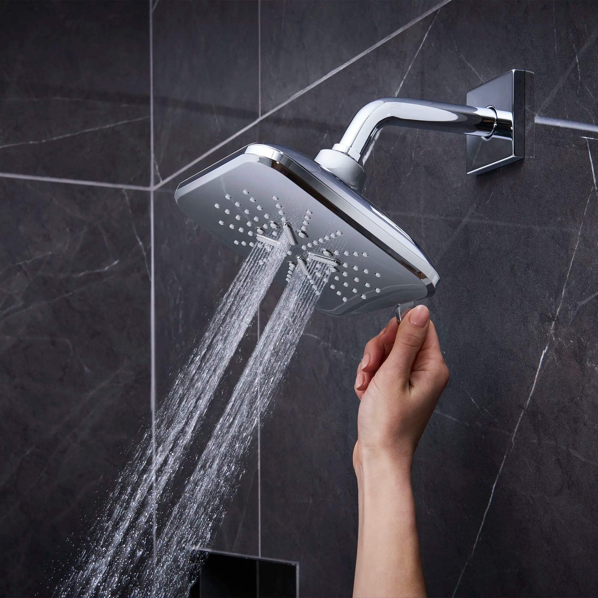 Pomme de douche de  6½ po - 3 jets, 6,6 L/min (1,75 gpm) // CHROME STARLIGHT GROHE // 99597_L-26797000_2_CDNwebp.webp
