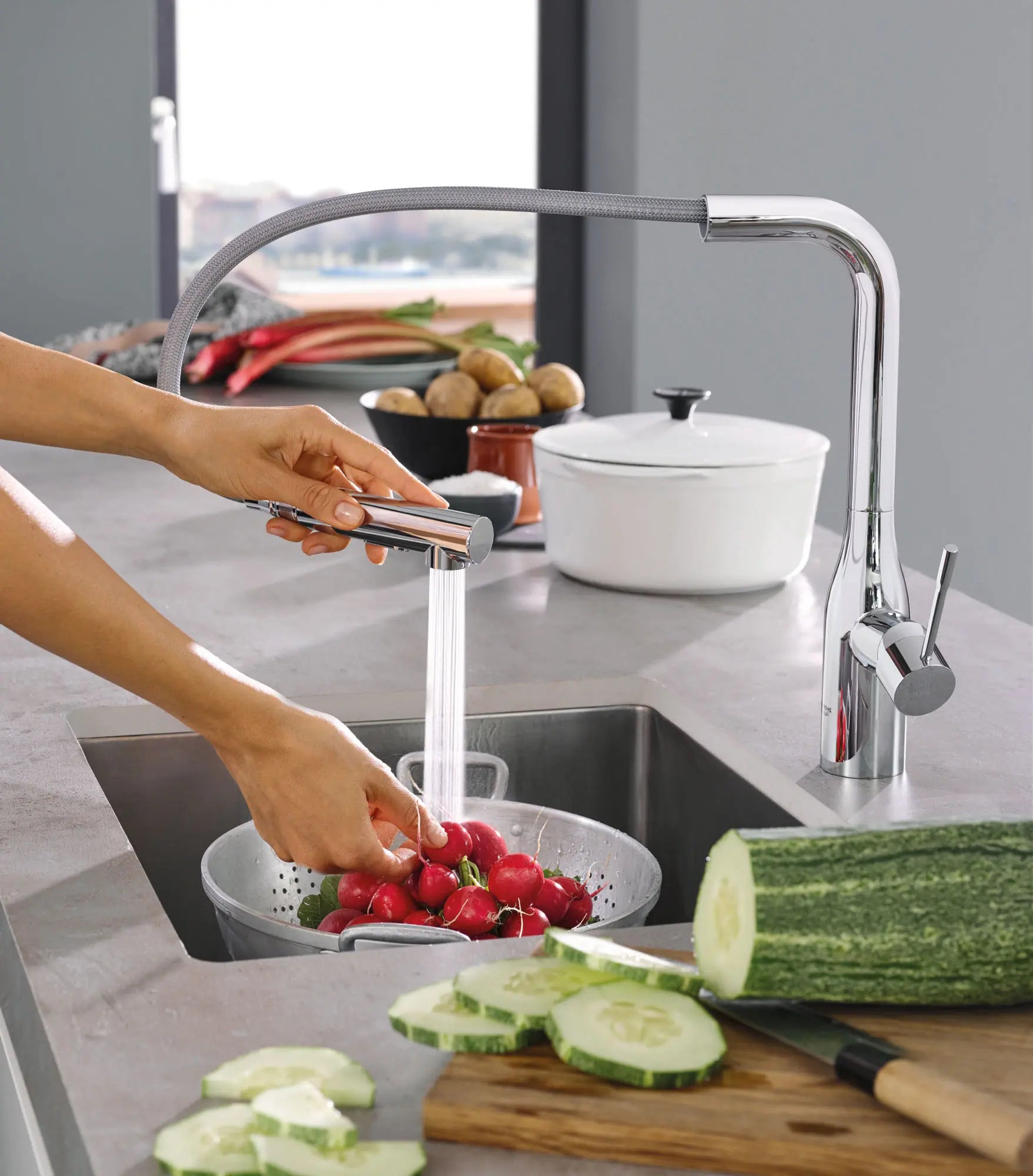 Robinet de cuisine rétractable à poignée simple et double jet 6,6 L/min (1,75 gpm) // CHROME STARLIGHT GROHE // 99960_L-30271000_4_CDNwebp.webp