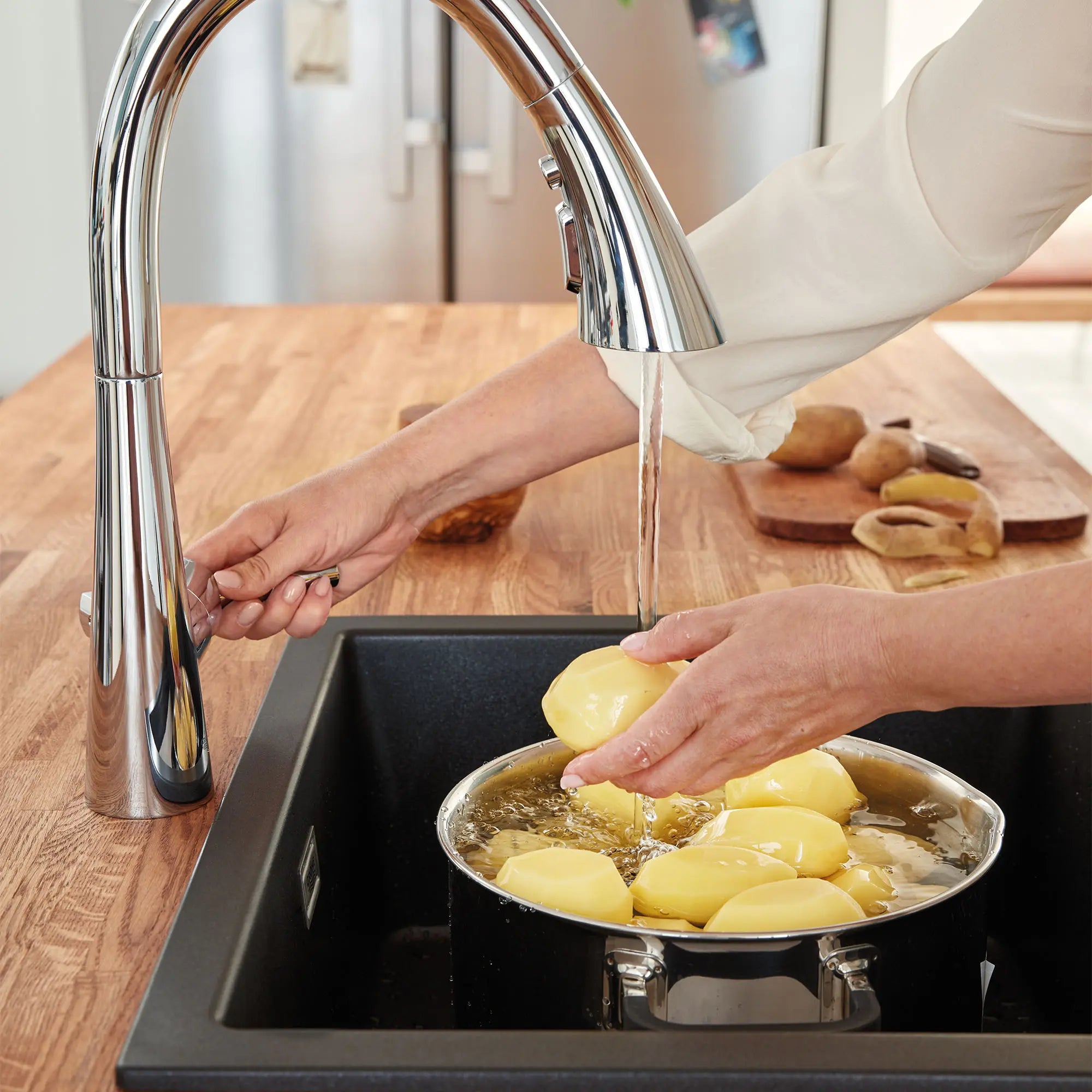 Robinet de bar rétractable à poignée simple et triple jet 6,6 L/min (1,75 gpm) // CHROME STARLIGHT GROHE // 99994_L-30368002_CDNwebp.webp